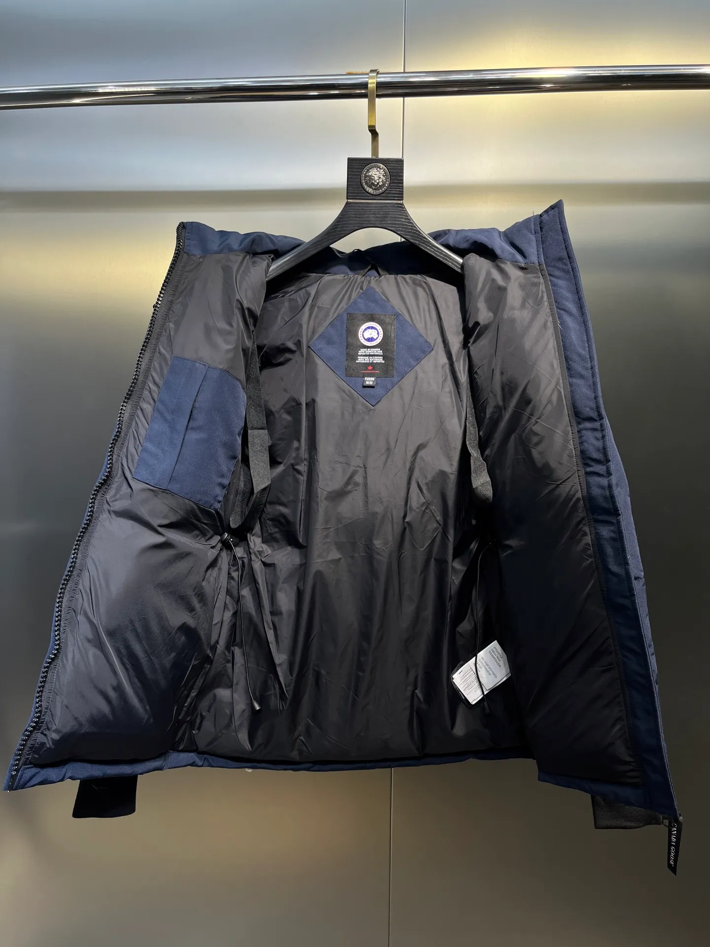 P860 Canada Goose Canada # Expedition04 Parker, a treasure of Canadian origin! Limited supply worldwide! Canada Goose Model 04 is a top-notch couple model, polar cold-proof outdoor series fur collar detachable hooded parka down jacket, the first Goose in 2024. I hope my partners like the top quality, and I hope everyone can evaluate it together! The most popular cool items of the Big Goose family in 2024 are online. The same popular product of Yi Yang Qianxi is said to be a joint limited edition Big Goose that cannot be bought in autumn and winter. If you dislike the sameness of the Big Goose in the past, then this model will definitely give you a different experience! This year's most powerful couple's collection for autumn and winter is online, a top-notch luxurious ready-to-wear style, paired with an outdoor warm down jacket with great style and charm! The most standard and classic items of the Daye family in the past two years are equipped with unique reflective stripes for embellishment, which further shows the high-end fashion performance effect. With the embellishment of hardware buckles, it has excellent performance effect. The upper body is clean, simple and elegant, even for urban leisure. It is suitable for various occasions. Designed with large pockets, this model has a large capacity and is equipped with reflective stripes, making it safer at night. It is suitable for various adventure activities. It is made of windproof and waterproof technical materials. The interior is filled with full white duck down, which is absolutely cold-proof and warm. It also has a stand-up collar design and fine fluff at the collar, with meticulous attention to detail! The charm of this model is also more spiritual, and the upper body has more temperament and specifications. It perfectly shows the ultra-high standard of fashionable performance of this model, integrating outdoor and life, and you can even create high-street wear! The most pinnacle limited-edition goose that we have presented so far, both in terms of design and detailed materials, it is completely outstanding. The grand and evergreen version design is matched with cool reflective elements. The overall appearance can be said to be quite high, and it has that kind of powerful outdoor performance! It combines high-end casual attributes with high-street style. It is high-grade, domineering, warm, and beautiful. The visibility of the upper body is quite strong, and the configuration of the owl element is highly brand-recognizable. It fully complements the overall brand performance and visual effects, and also has the high-end sense of fashion and fashionable performance. It is a must-buy product because it is the most awesome down brand on the planet and one of Canada's three national treasure brands. It is also a sentimental down luxury brand. In the field of polar cold-proof clothing, Goose has made an irreplaceable contribution... Size: xs s m l xl